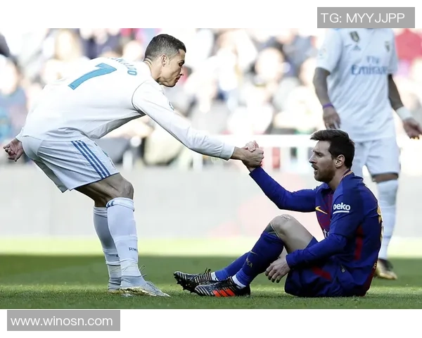 足球明星们的靴子时尚大揭秘：从梅西到C罗的独特选择与风格解析